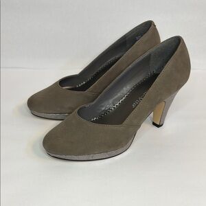 FINAL! Bella Vita Taupe Tan Leather Round Toe Heels